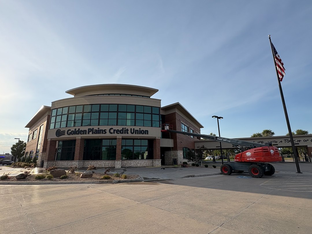 COMMERCIAL WINDOW CLEANING IN GARDEN CITY, KANSAS